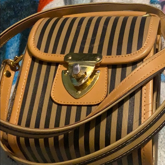 Handbags - LockUp Purse😍😭